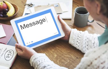 dijital tablet kullanan kadın