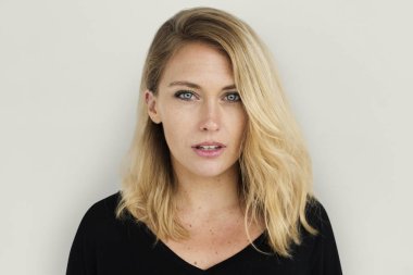 Studio neşeli beyaz kadın