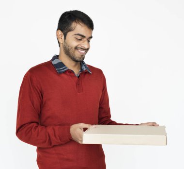 Pizza kutusu tutan Hintli