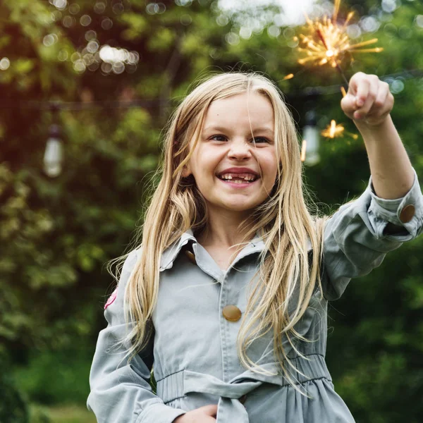 Pequeña chica jugando al aire libre — Foto de Stock