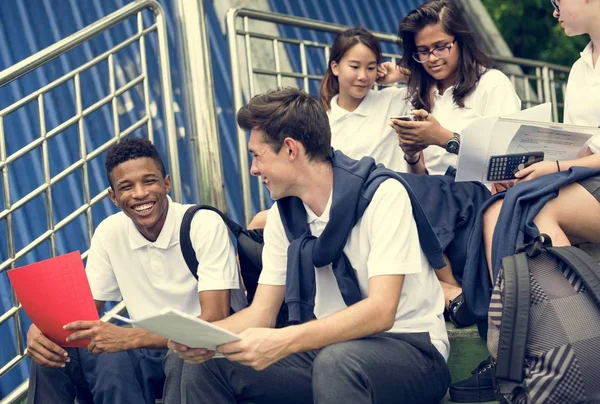 Diversi studenti in uniforme scolastica — Foto Stock