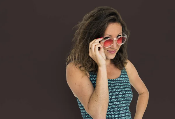 Mujer ajustando gafas de sol —  Fotos de Stock