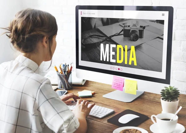 Vrouw werkt op de computer — Stockfoto