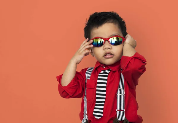 Asiático chico ajustando gafas de sol — Foto de Stock