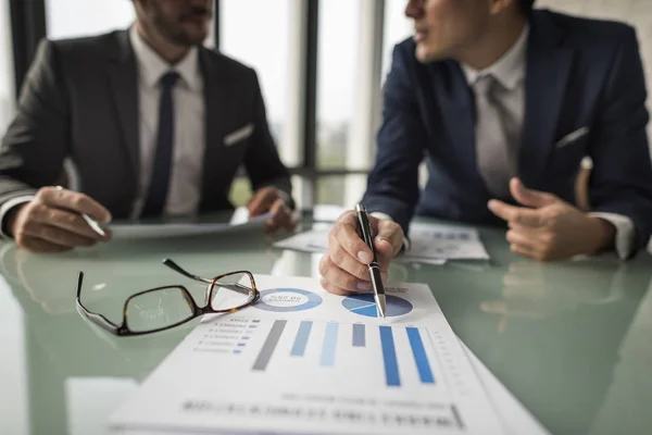 Les hommes d'affaires travaillant dans le bureau — Photo