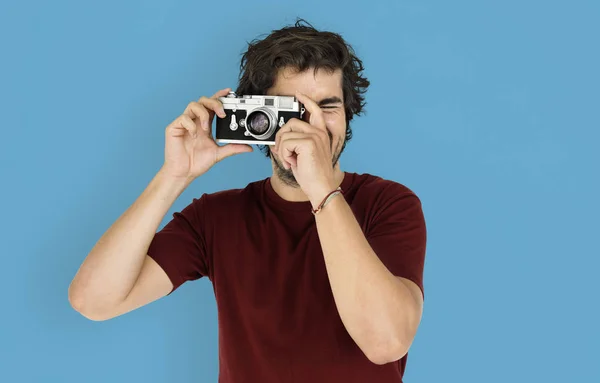 Homme faisant des photos sur l'appareil photo — Photo