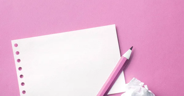 铅笔和纸上粉红色背景 — 图库照片