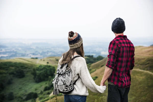 Jovem casal em montanhas — Fotografia de Stock