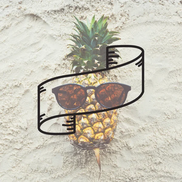 Забавный ананас на песке — стоковое фото