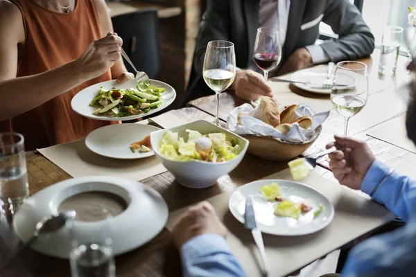 Pessoas Jantar e beber — Fotografia de Stock