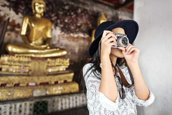 Asiatisk tjej med kamera — Stockfoto