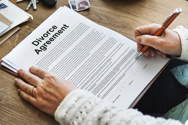 Vrouw schrijven op papier — Stockfoto