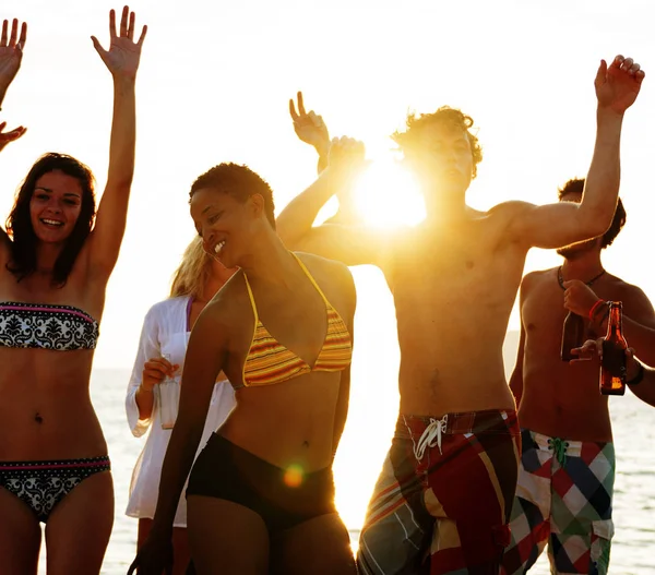 Persone che godono di festa in spiaggia — Foto Stock