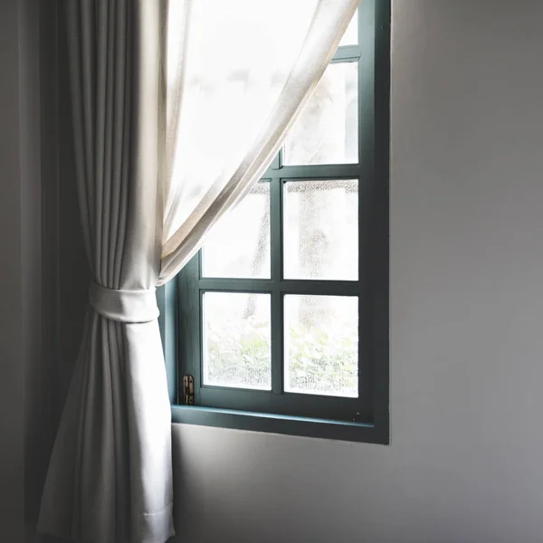 Janela casa com cortinas — Fotografia de Stock