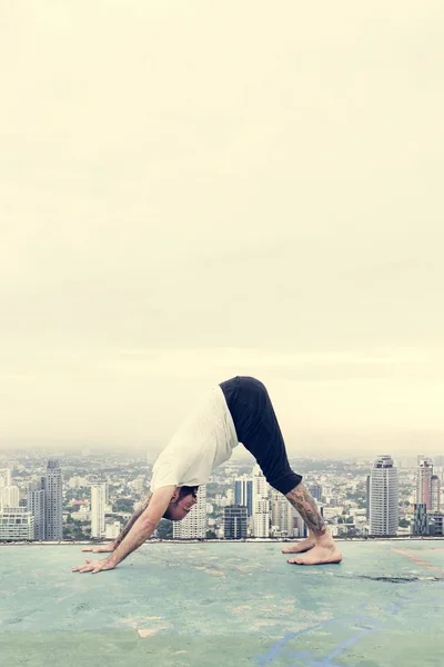 Man utövar yoga — Stockfoto
