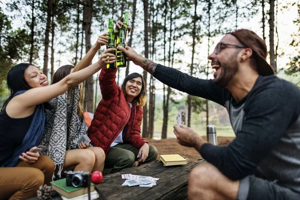 Vrienden met dranken op Camping — Stockfoto