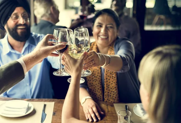Pessoas Jantar e beber álcool — Fotografia de Stock
