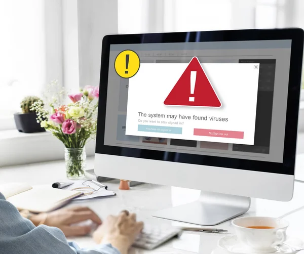 Woman working on computer — Stock Photo, Image