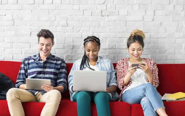 Dijital cihazlar kullanan öğrenciler