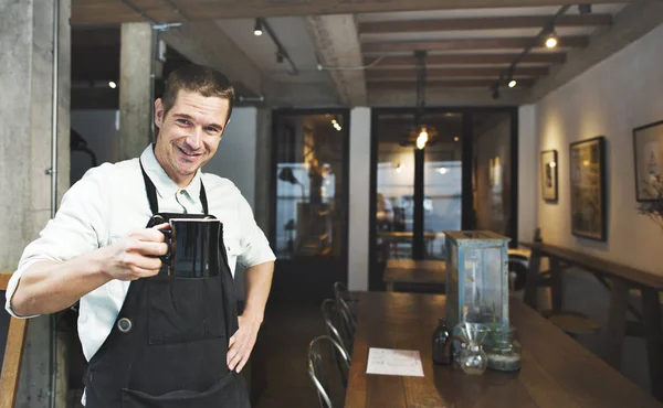 Barista homem de avental — Fotografia de Stock