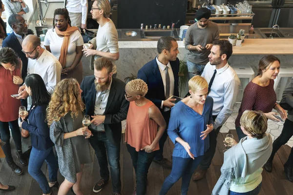 Mensen uit het bedrijfsleven praten over partij — Stockfoto