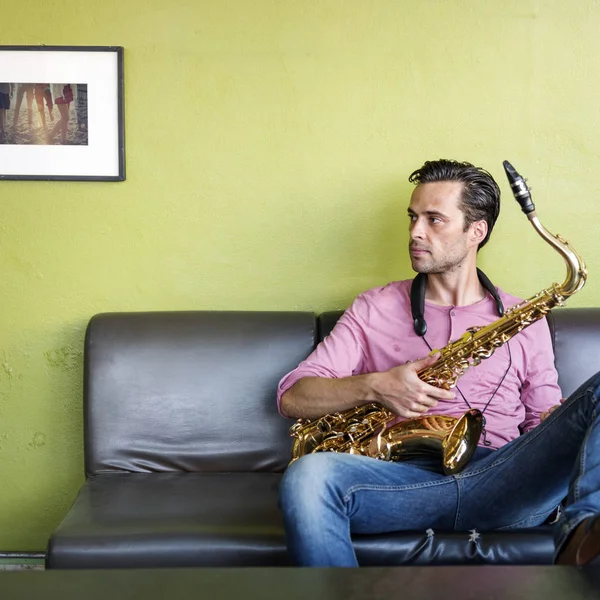 Musicista con Saxophone — Foto Stock