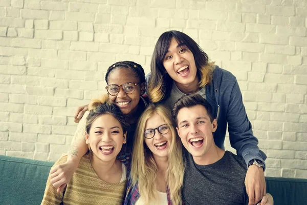 Estudantes abraçando juntos — Fotografia de Stock