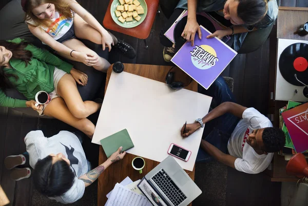 Tieners hebben plezier samen — Stockfoto