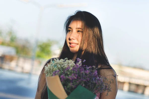 Mulher segurando buquê de flores — Fotografia de Stock