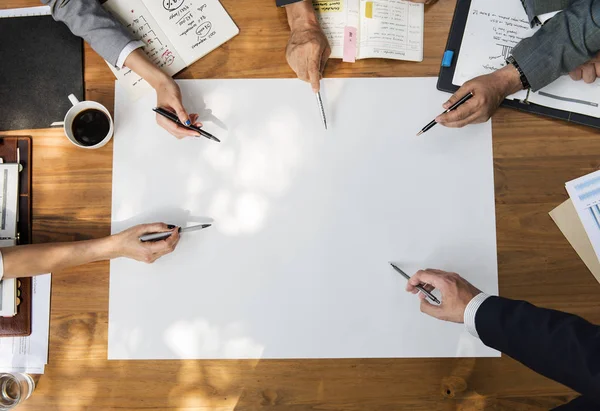 Persone che lavorano in sala conferenze — Foto Stock