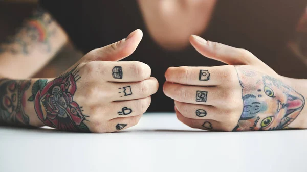 Τα χέρια που καλύπτονται με τατουάζ — Φωτογραφία Αρχείου