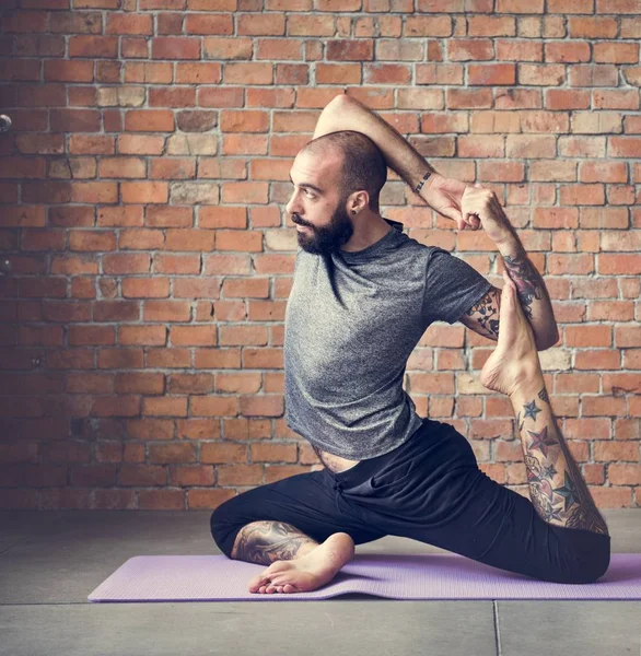 Yoga egzersiz egzersiz yapan erkek