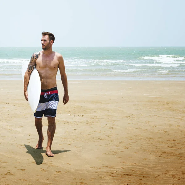Człowiek z surf na plaży — Zdjęcie stockowe