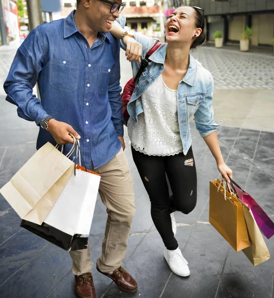 Alegre pareja de compras — Foto de Stock