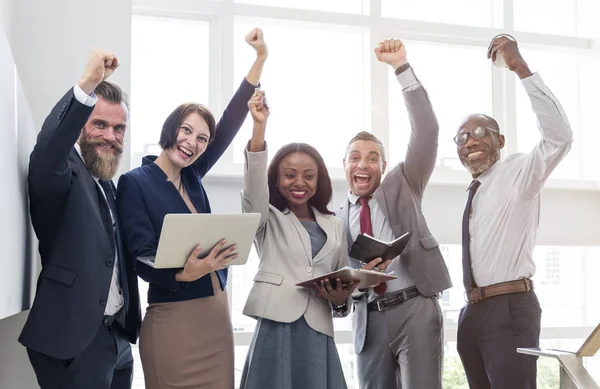 İş ekibi birlikte çalışıyor.