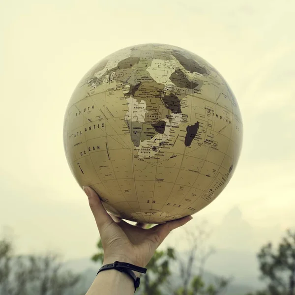 Traveler Holding Globe — Stockfoto