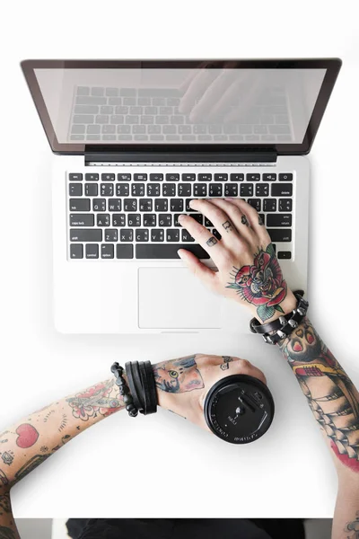 dizüstü bilgisayarda yazarak dövmeler elinde 