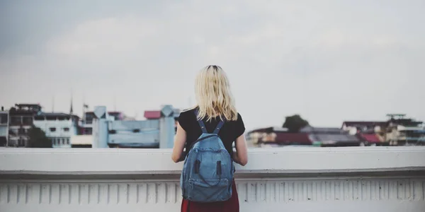 Mujer viajero disfrutando de la vista — Foto de Stock