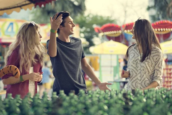 arkadaşlarım eğlence parkı içinde