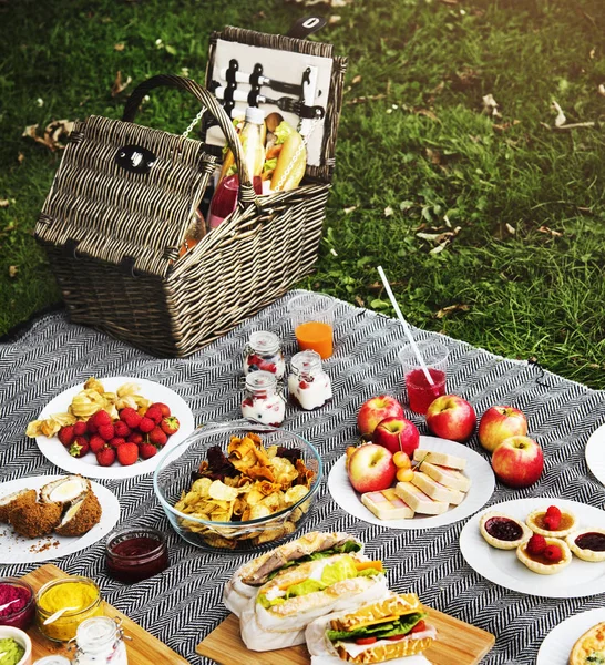 Вкусная еда на открытом воздухе на пикнике — стоковое фото