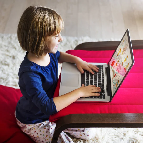 Küçük Kız bardaklarda dizüstü bilgisayar kullanarak