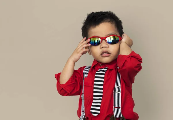 Ázsiai fiú beállító napszemüveg — Stock Fotó