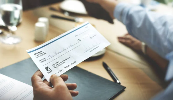 Hombre sosteniendo cheque de dinero — Foto de Stock