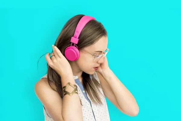 Frau hört Musik über Kopfhörer — Stockfoto