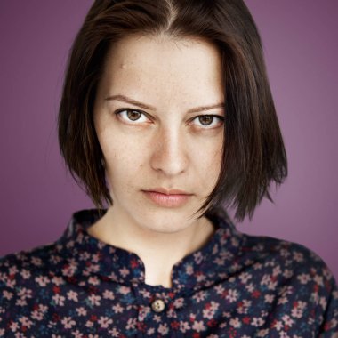 Kısa saçlı güzel bir kadın.