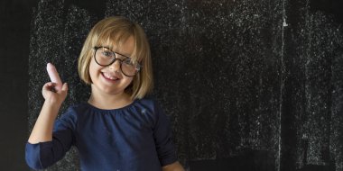 Küçük Kız bardaklarda