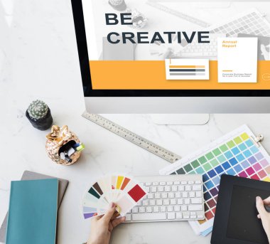 bilgisayarda çalışan tasarımcı