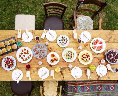 tablo üzerinde çeşitli yemekler