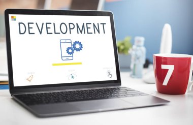 ofiste ahşap masa üstünde laptop