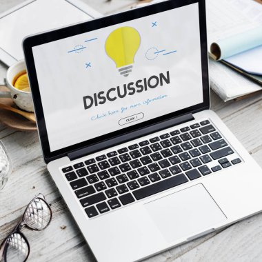 ekranda metin olan dizüstü bilgisayar